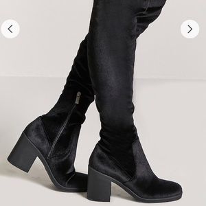 THIGH HIGH BLACK VELVET BOOTS